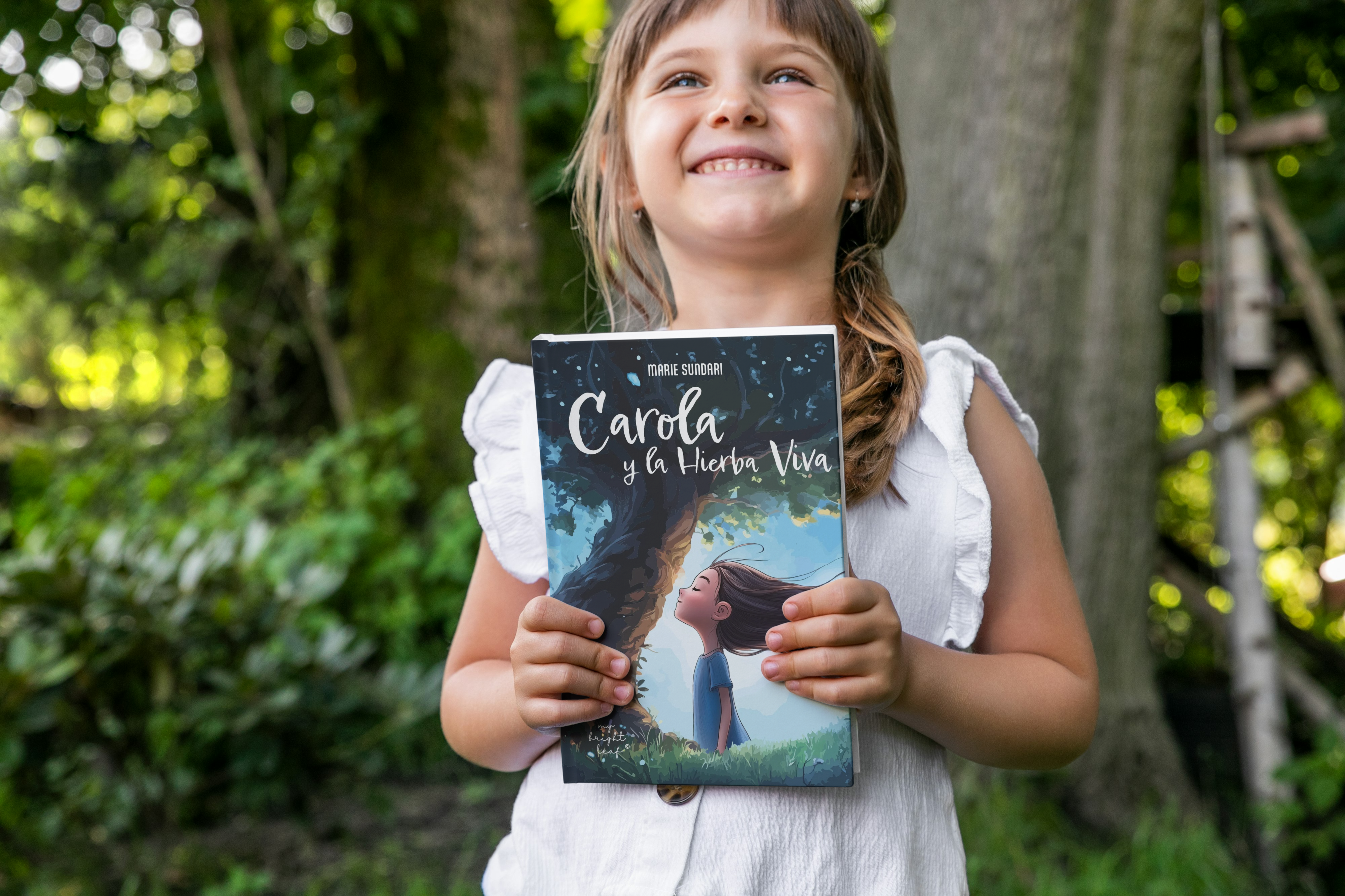 Niña sosteniendo Carola y la Hierba Viva